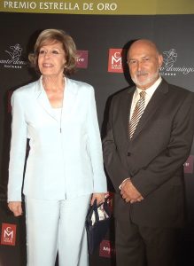 Carlos Peñaloza y Alejandra Navas presentando el evento