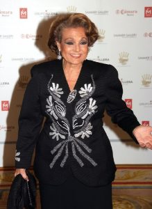 Momento de premiación con personalidades destacadas