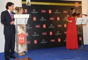 Francisco Cózar entregando flores a Elena Mikhailova