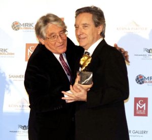 Premiado recibiendo el galardón 2