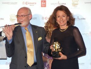 Entrega de galardón a un premiado