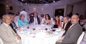 Entrega de galardón en el escenario