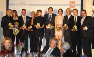 Asistentes posando en la gala