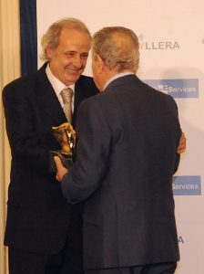Premiados recibiendo los galardones