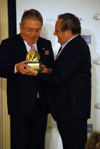 Premiados posando con sus galardones