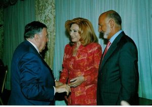 Premiados posando con sus reconocimientos