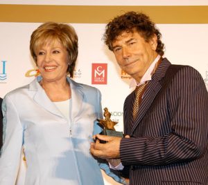 Amparo Moraleda con su galardón