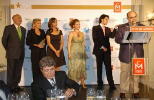 Esteban Beltrán recibiendo el premio