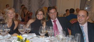 Premiados posando con sus reconocimientos