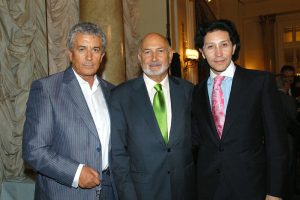 Esteban Beltrán agradeciendo el premio