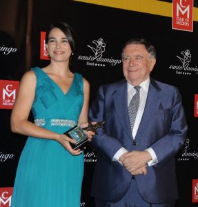 Cristina Fernández recibiendo el premio por Fundación Inocente Inocente