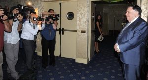 Grupo de premiados posando con sus reconocimientos