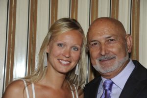 Carmen Sevilla entregando un galardón