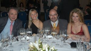 Premiados posando con sus reconocimientos